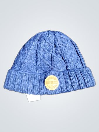 Blauer Kabelstrick-Mütze