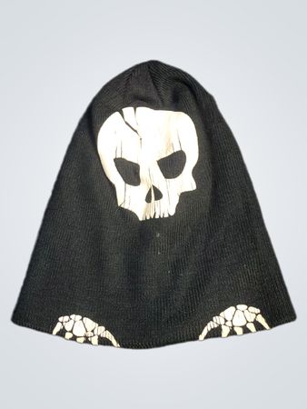 Bonnet noir avec graphique de crâne
