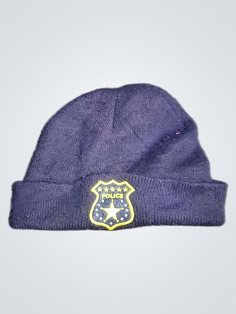 Bonnet bleu foncé avec patch de badge de police