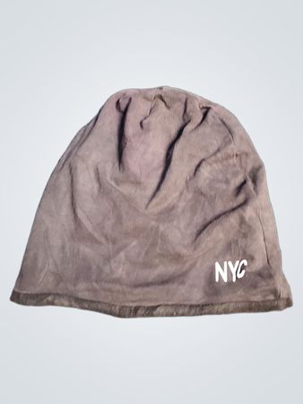 Dunkle Mütze mit NYC-Druck
