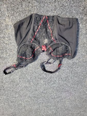 Soutien-gorge corset noir avec bord rouge