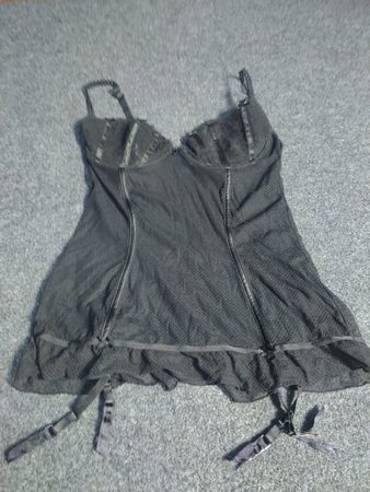 Nuisette en dentelle noire avec porte-jarretelles