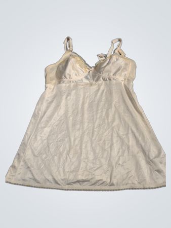 Weißes Unterkleid mit Spitzenbesatz