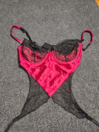Rot-schwarzer Spitzen-Body