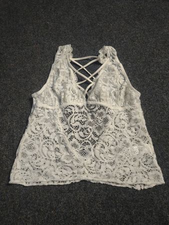 Weiße Spitzen-Cami mit gekreuztem Rücken
