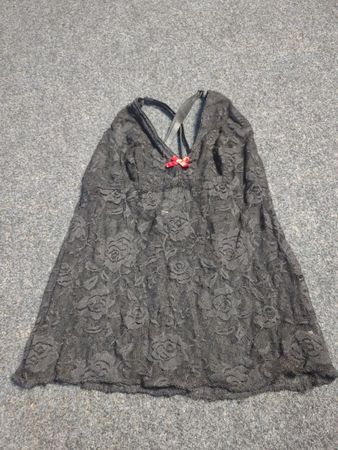 Schwarze Spitzen-Chemise mit roter Schleife