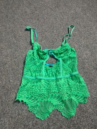 Grüne Spitzen-Camisole mit blauen Akzenten