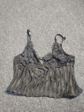 Spitzenbesetztes Camisole mit schwarzer Spitze