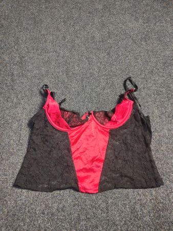 Rote und schwarze Spitzenkorsage