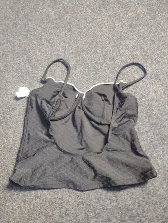 Schwarzes Tanktop mit weißen Zierstreifen
