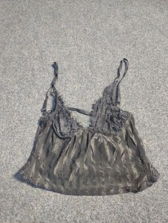 Schwarzes Spitzenbesatz-Camiskleid