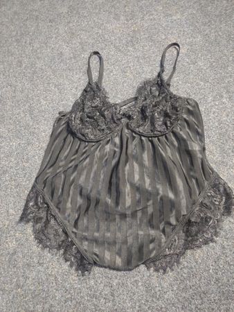 Satin-Body mit schwarzer Spitzenverzierung