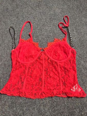 Rotes Spitzenkorsetttop
