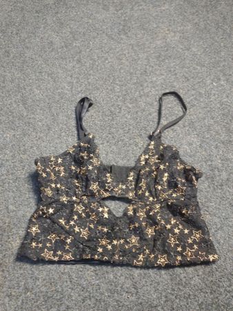 Schwarzes Spitzen-Camisole mit goldenen Sternen und Cut-out-Detail
