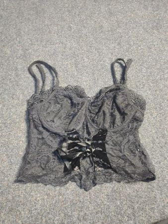Schwarzes Spitzen-Cami mit Schleife