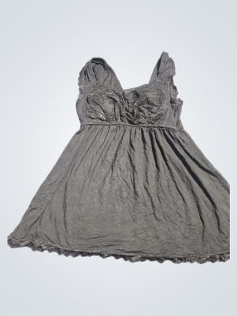 Schwarzes Spitzenkleid mit Besatz