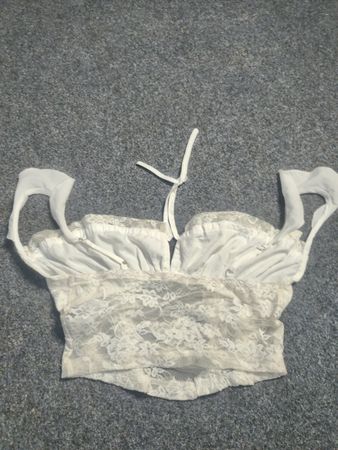 Weißes Spitzen-Crop-Top