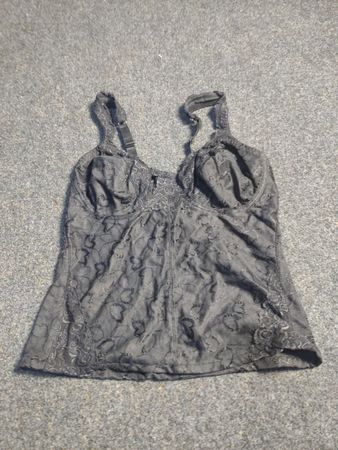 Schwarzes Spitzen-Cami mit integriertem BH