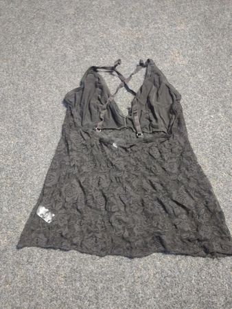 Schwarze Spitz-Chemise mit rosa Schleife