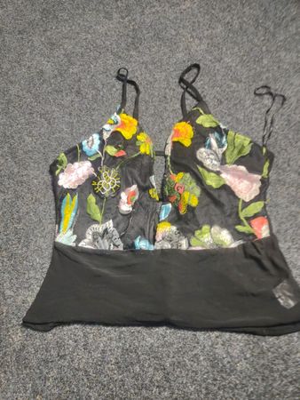 Schwarzes Trägerhemd mit Blumenstickerei