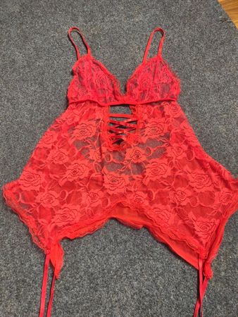 Rotes Spitzen-Babydoll mit Strapshaltern
