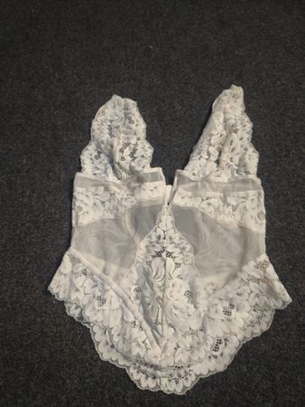 Weißer Spitzen-Body