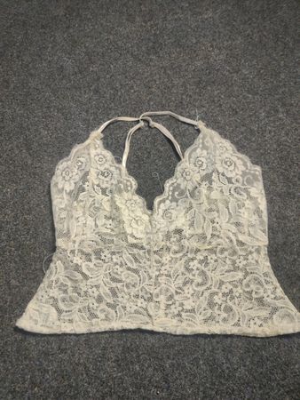 Weißes Spitzen-Top mit Neckholder
