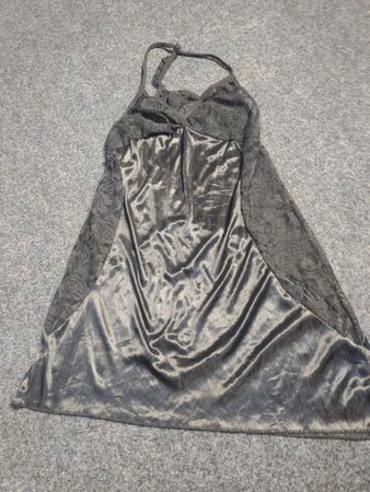 Schwarzes Spitzen- und Satinkleid (Slipkleid)