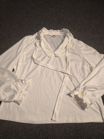 Weiße Bluse mit gerafftem Kragen und Manschetten