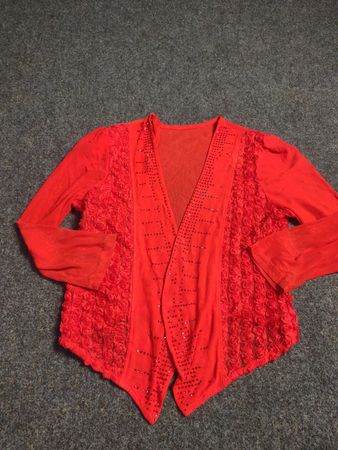 Roter bestickter Cardigan