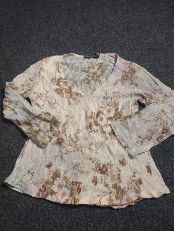 MODERATO Blumenmuster Bluse mit Spitzenbesatz, V-Ausschnitt und langen Ärmeln