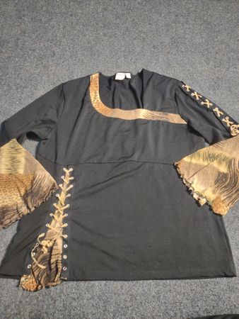 Schwarzes Langarmshirt mit Schlangenmuster-Akzenten und Schnürdetailierung