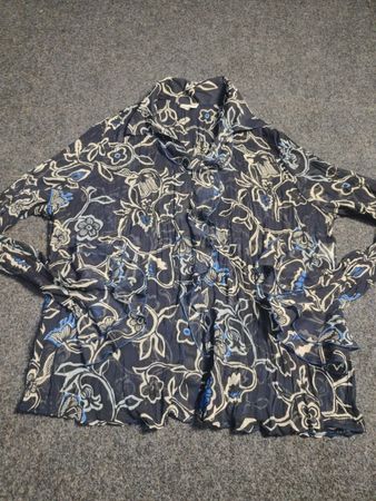 GERRY WEBER marineblaue Bluse mit Blumenmuster und Rüschen