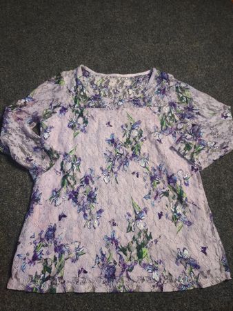 Lila Spitzenoberteil mit Blumenmuster