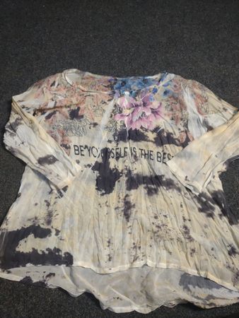 Damen-Bluse mit langen Ärmeln, Blumenmuster und dem Schriftzug "Be Yourself Is The Best