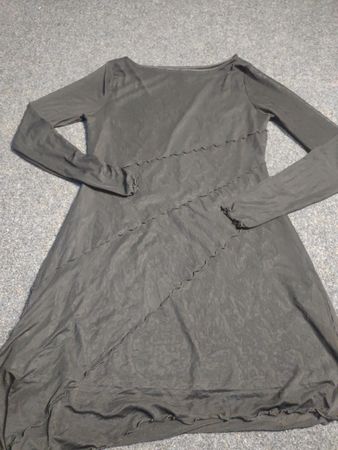 Schwarzes langärmliges Kleid mit Zickzacknähten