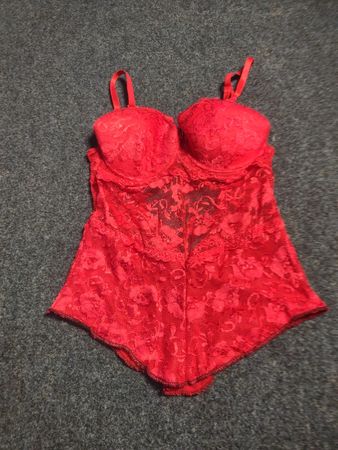 Roter Spitzen-Body