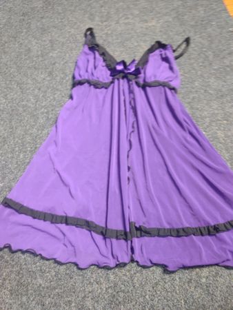 Lila Babydoll-Unterwäsche mit schwarzer Einfassung