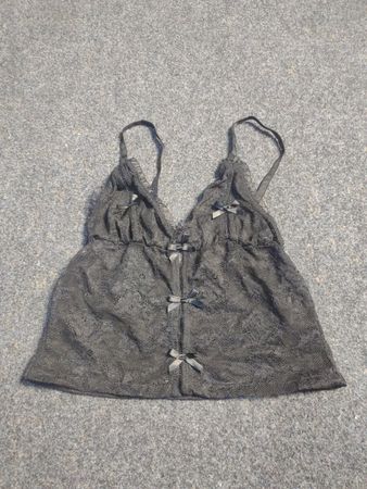 Schwarzes Spitzen-Cami mit Schleifen