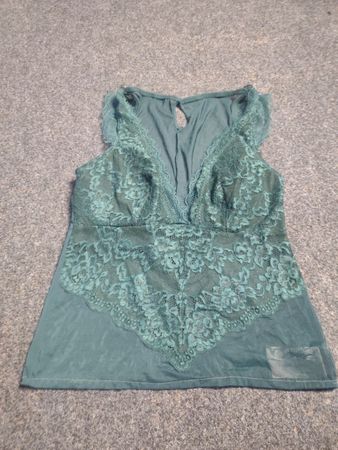 Tanktop mit Spitzenbesatz in Teal