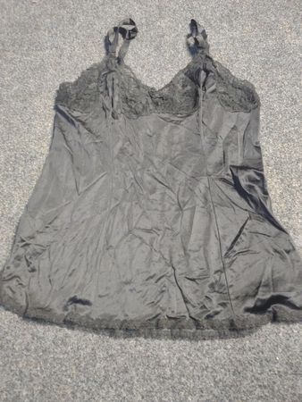 Schwarzes Spitzenbesatz-Cami (oder schwarzes Spitzen-Cami)