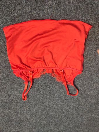 Rote Spitzen-Camisole