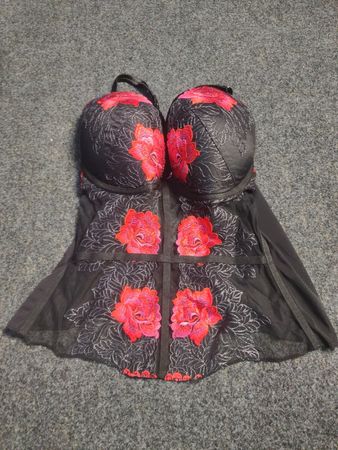 Schwarzes Korsett mit roter Blumenstickerei