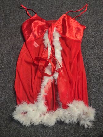 Rotes Dessous-Set mit weißer Federverzierung