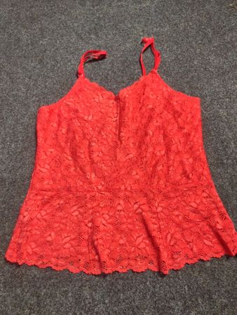 Rotes Spitzen-Camisole