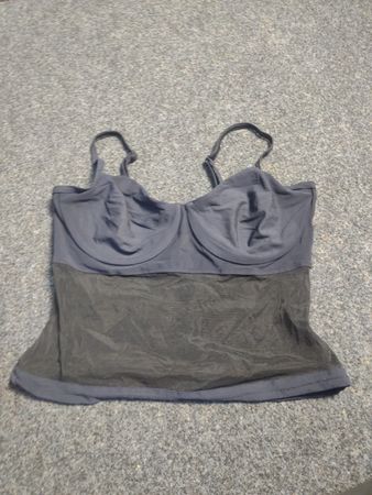 Dunkelblaues Camisole mit transparentem Saum