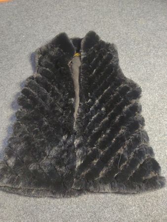 JAYLEY COLLECTION Schwarze Kunstpelzweste