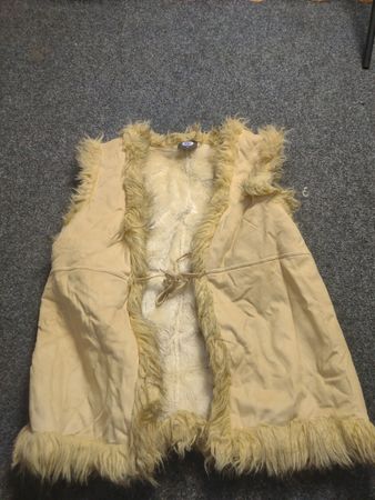 Beige Weste mit falschem Pelzbesatz