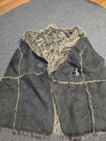 Schwarze Weste mit Kunstpelzfüllung und Knebelverschlüssen