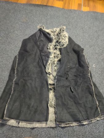 Marks & Spencer schwarze Weste mit schwarzem Kunstpelzfutter